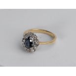 Ring, 18kt Gelbgold/ teilrhodiniert, Saphir ca. 0.80 ct., 9 Brillanten zus. ca. 0.50 ct., ca. 3.9 g