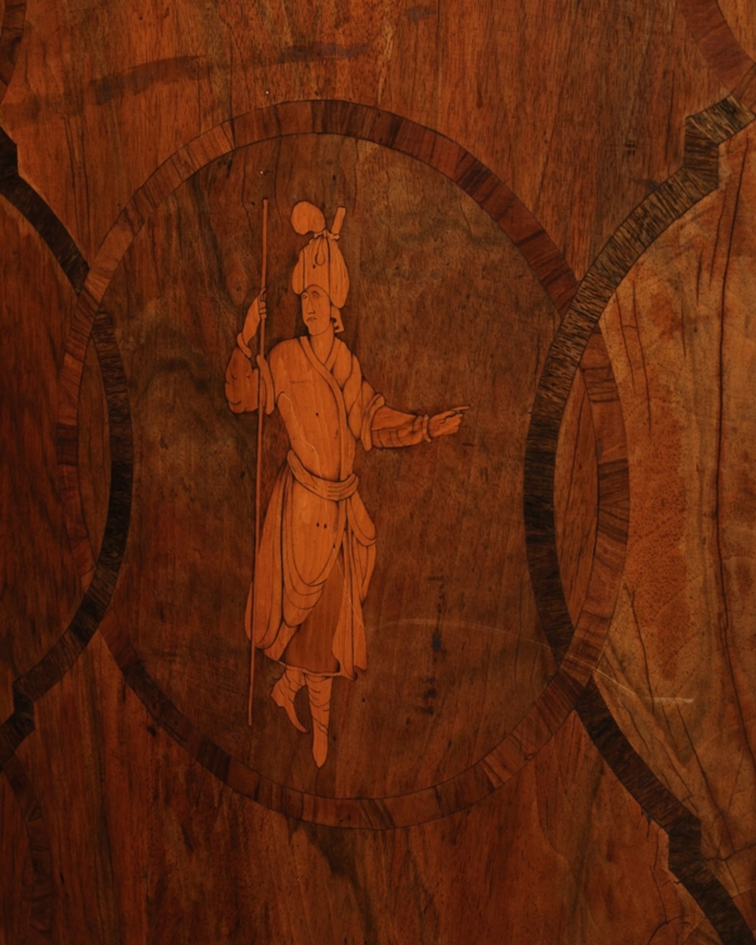 Barocker Schrägklappensekretär, vermutlich norddt., 2. Hälfte 18. Jh., Nussbaum u.a. furniert auf W - Bild 4 aus 8