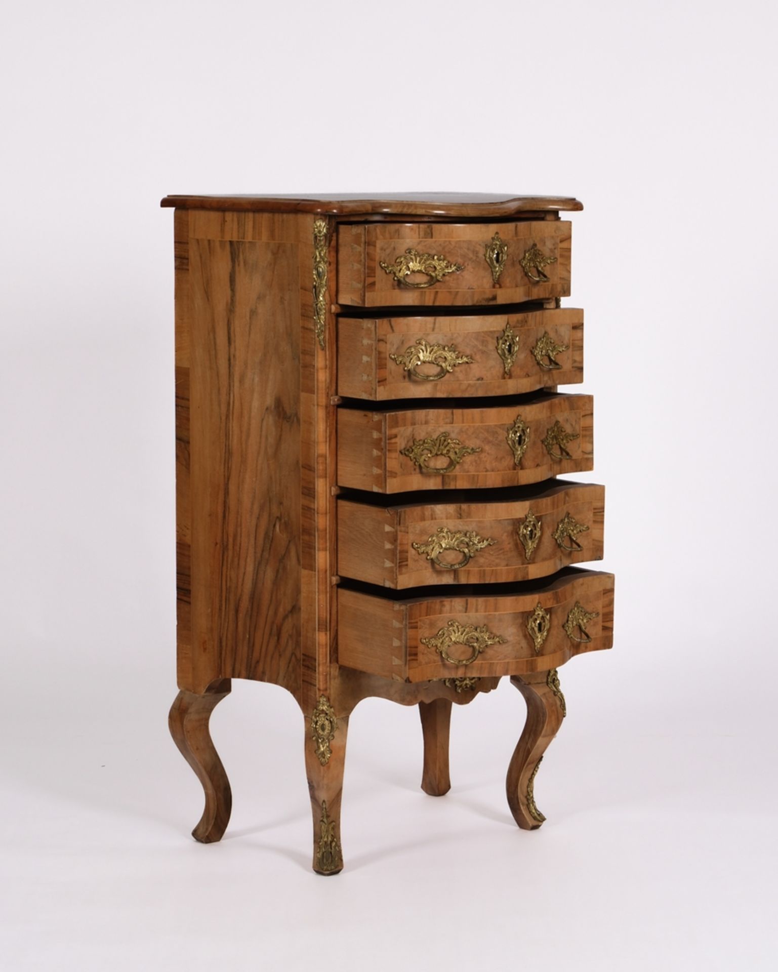 Pfeilerkommode im Dresdner Barock-Stil, um 1900, Nussbaum furniert, allseits geschweifter Korpus mi - Bild 3 aus 4