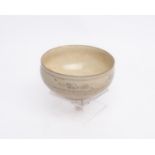 Schale, Vietnam, womöglich Tran-Dynastie 13./14. Jh., womöglich Chua Dau, Steingut, elfenbeinfarben