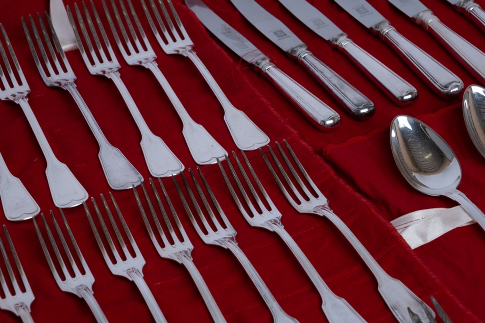 Besteck, 39-tlg., Silber 800, Bruckmann, Dekor Faden: 8 Vorspeisegabeln, 8 Vorspeisemesser, 8 Tafel - Bild 2 aus 4