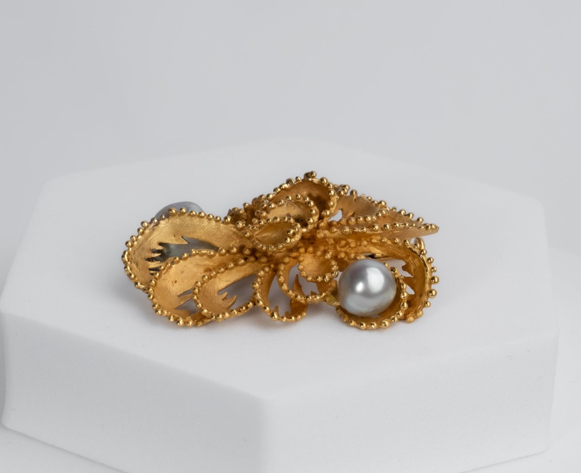 Brosche, 18kt Gelbgold, zwei Barockperlen, ca. 20.2 g, 45 x 30 mm