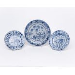 3 Teller, China, Qing-Dynastie, 18. Jh., Porzellan, verschiedene blau-weiße Dekore, 2x Eichhörnchen