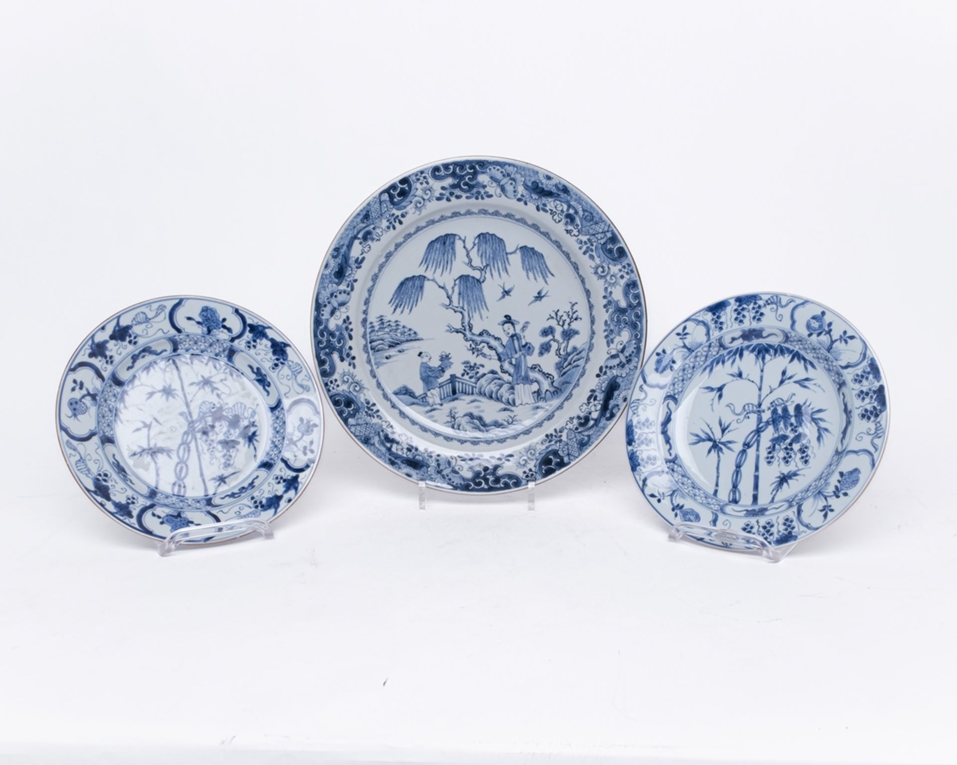 3 Teller, China, Qing-Dynastie, 18. Jh., Porzellan, verschiedene blau-weiße Dekore, 2x Eichhörnchen