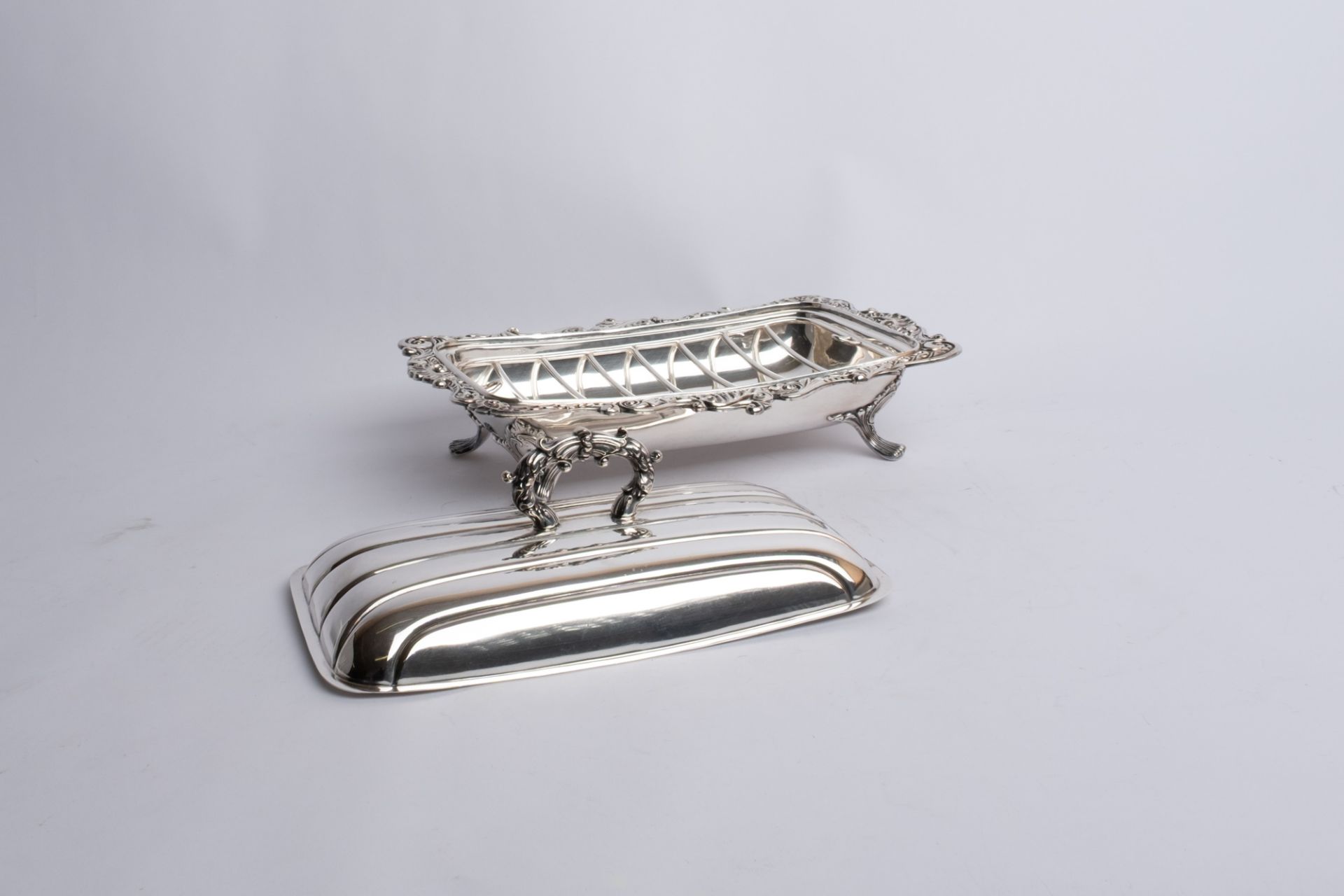 Servierdeckelschale, versilbert, 20. Jh., rechteckig, Reliefdekor, auf vier Füßen, Deckel mit Griff - Bild 2 aus 2