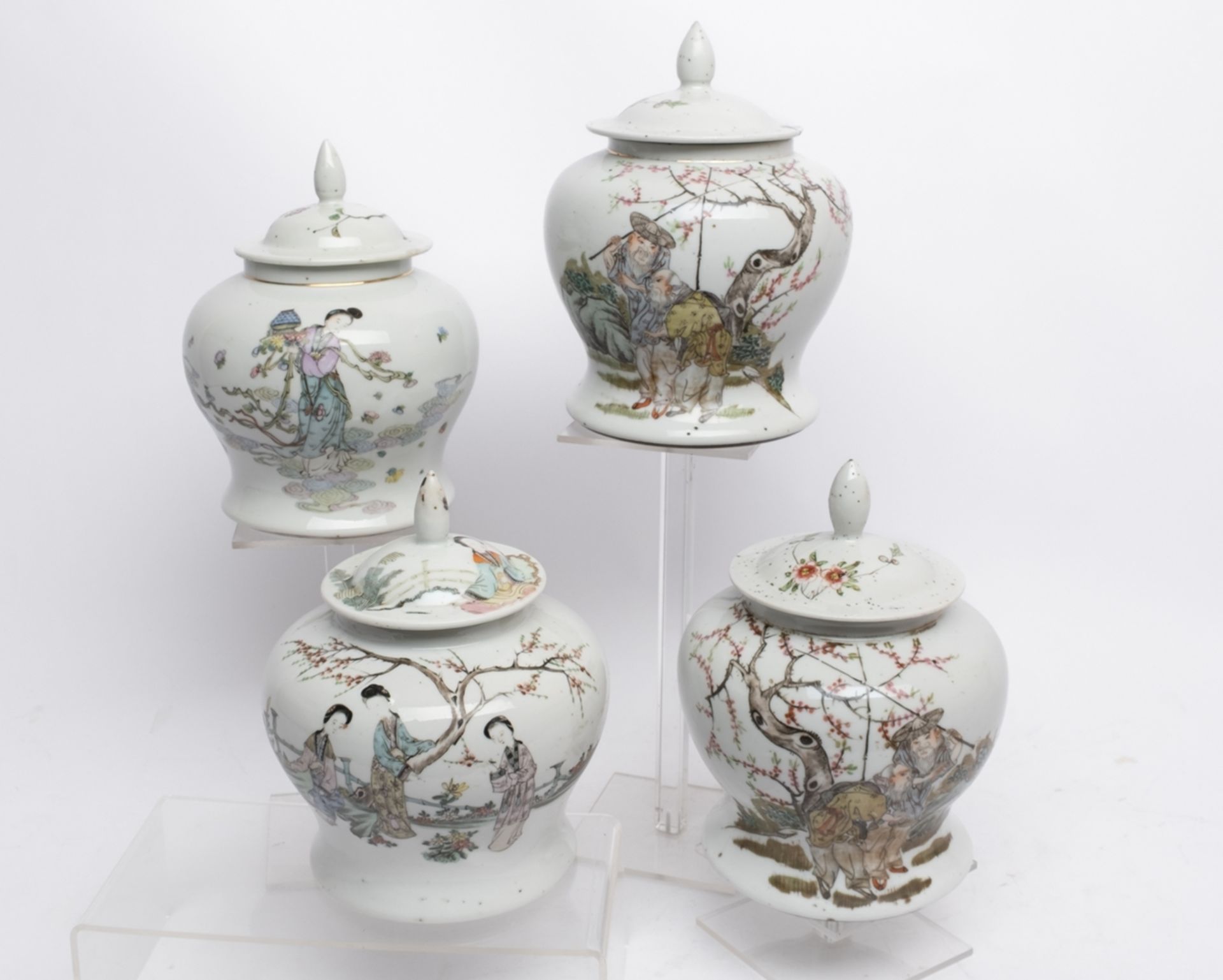 4 Deckeltöpfe, China, um 1920, frühe Republikzeit, Porzellan, famille rose, Balusterform, verschied