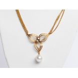 Collier, 14kt Rotgold, 3 Brillanten, 1 Barockperle, 12.5 x 10 mm, ca. 20.0 g