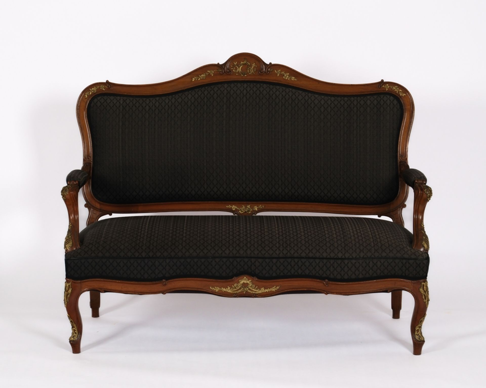 Sitzgarnitur im Dresdner Barock-Stil, um 1900, Nussbaum geschnitzt, beinhaltet eine gepolsterte Sit - Bild 2 aus 10