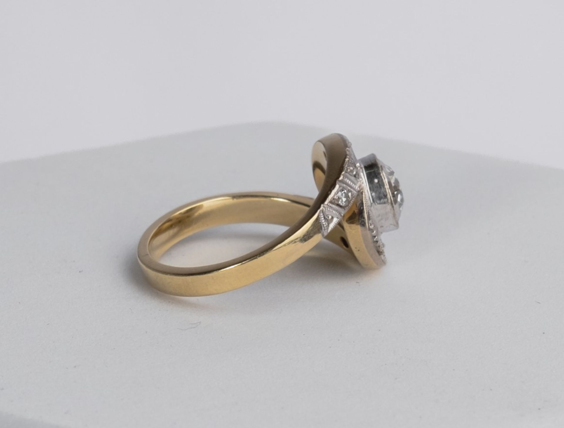 Solitär-Ring, Art Déco, 14kt Gelbgold, Brillant ca. 0.75 ct., 6 kleine Diamanten, ca. 5.6 g, RM 54. - Bild 2 aus 3