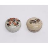 2 Deckeldosen, China, 1. Hälfte 20. Jh., Porzellan, diverse farbige Dekore, ca. 5.5 cm hoch ø ca. 7