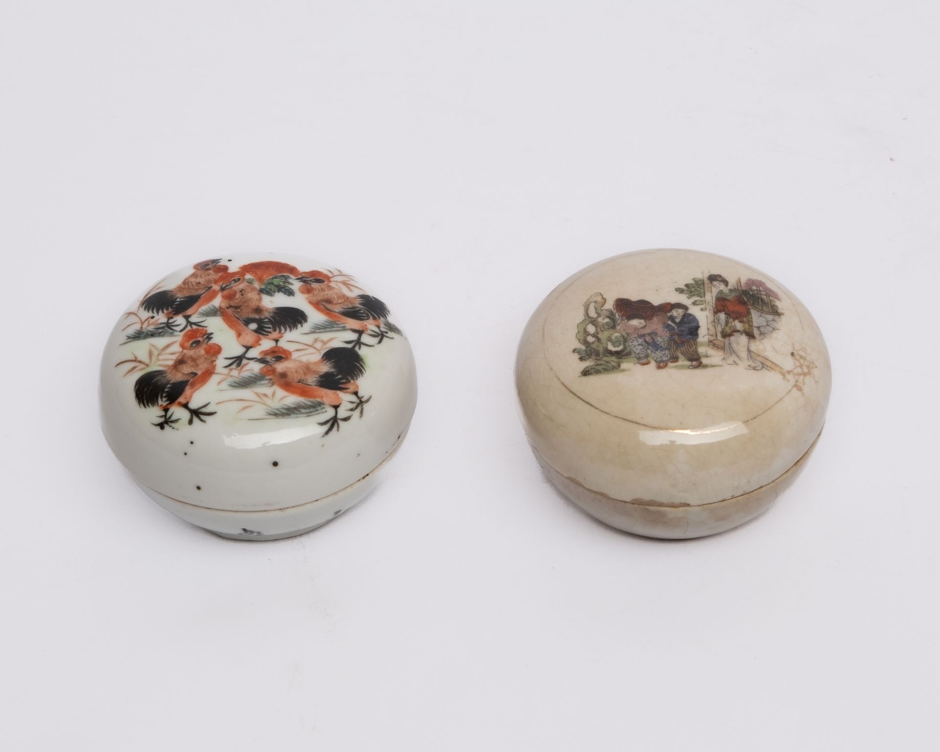 2 Deckeldosen, China, 1. Hälfte 20. Jh., Porzellan, diverse farbige Dekore, ca. 5.5 cm hoch ø ca. 7