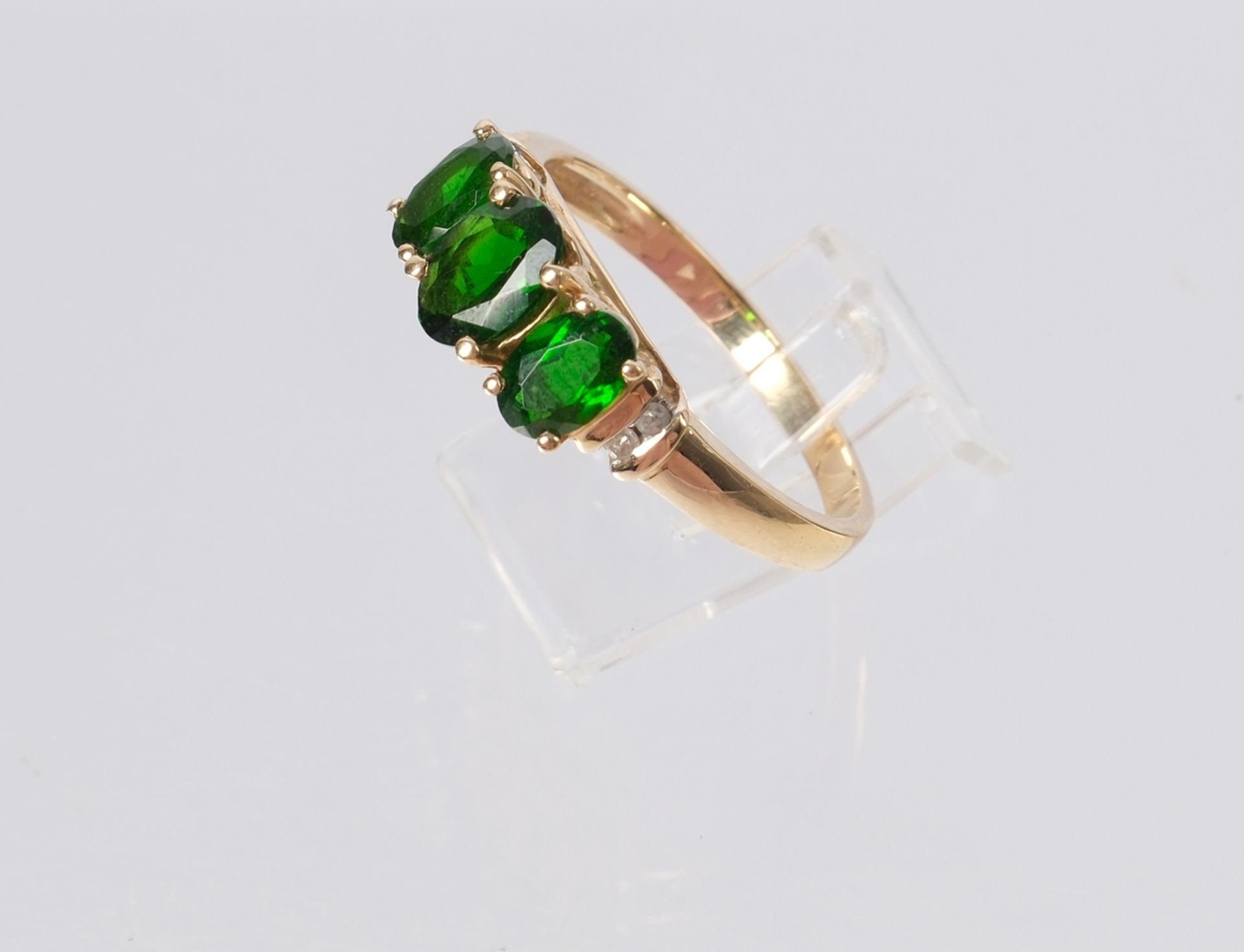 Ring, 14kt Gelbgold, 3 grüne Farbedelsteine, wohl Peridot, kleine Diamanten, ca. 3.5 g, RM 58 - Bild 2 aus 5