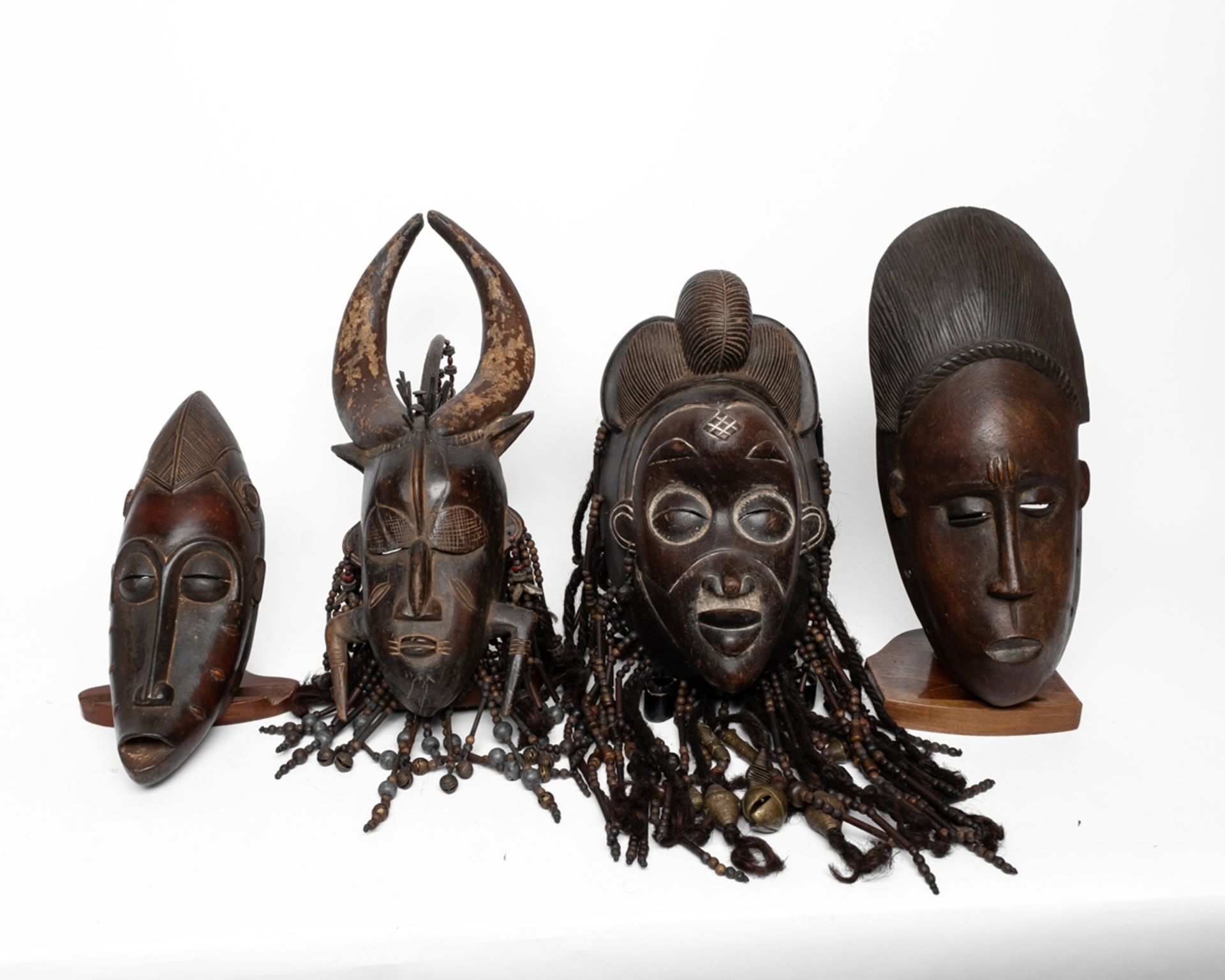 Konvolut 4 Tanzmasken, Baule, Elfenbeinküste, Puno, Gabun, Afrika, Holz, in Brauntönen verschieden 