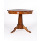 Salontisch, Biedermeier, 19. Jh., Nussbaum, geschweift-profilierte Tischplatte über dreipassigem St