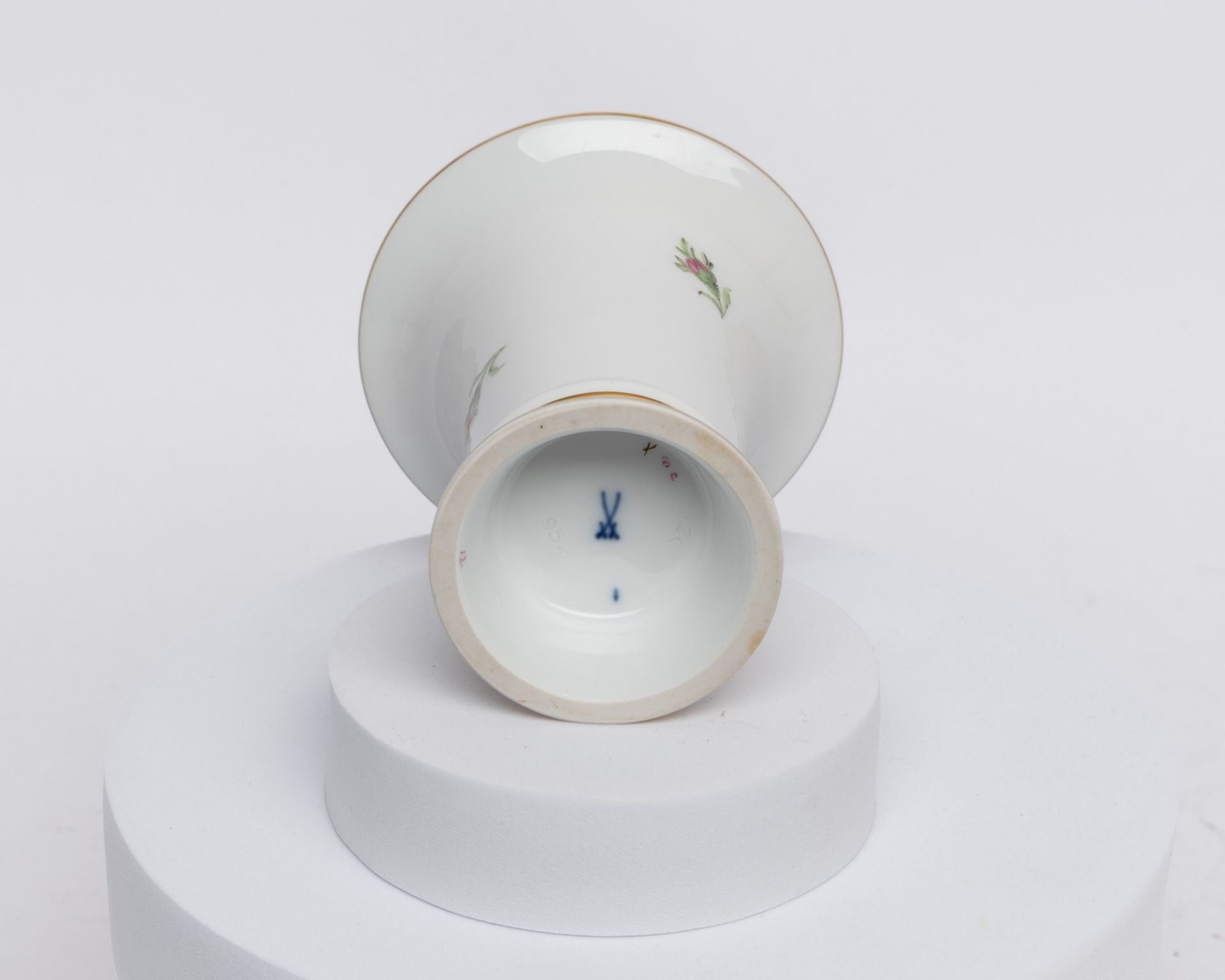 Mokkaservice, 25-tlg., Meissen, Schwertermarke, 2. Wahl, rote Rose, Goldrand: Mokkakanne (Deckelkno - Bild 20 aus 24