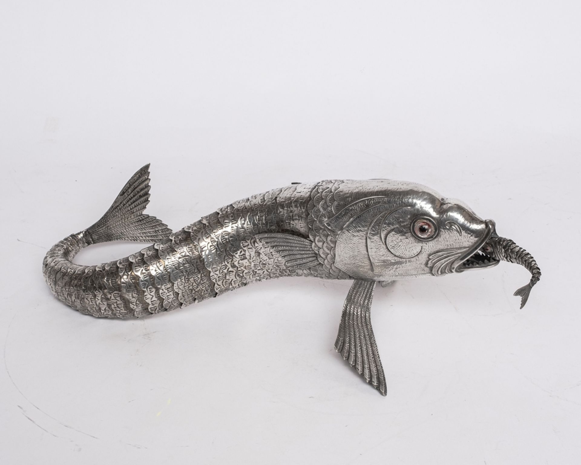Gliederfisch, Silber 915, Spanien, Pedro López, beweglich, Glasaugen, mit einem kleinen Fisch im Ma - Bild 2 aus 3