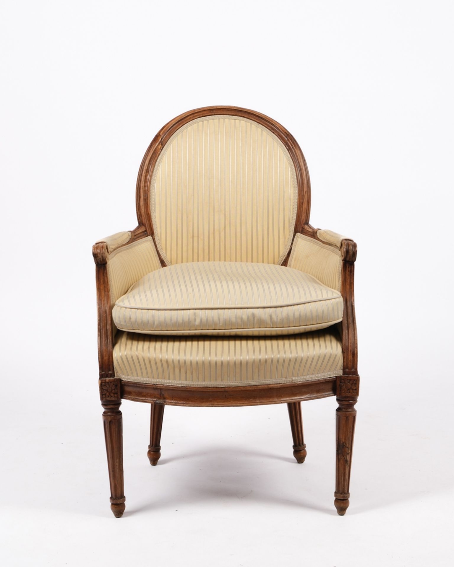 Bergère, Louis XVI, um 1780, Nussbaum geschnitzt, medaillonförmige Rückenlehne und kannelierte Füße - Bild 2 aus 4