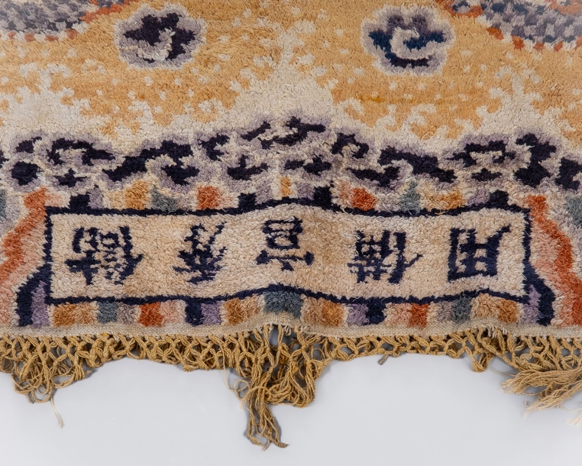 Palast-Drachenteppich, China, Provinz Ningxia, um 1900, Wolle und Seide auf Baumwolle, beigegrundig - Bild 2 aus 3