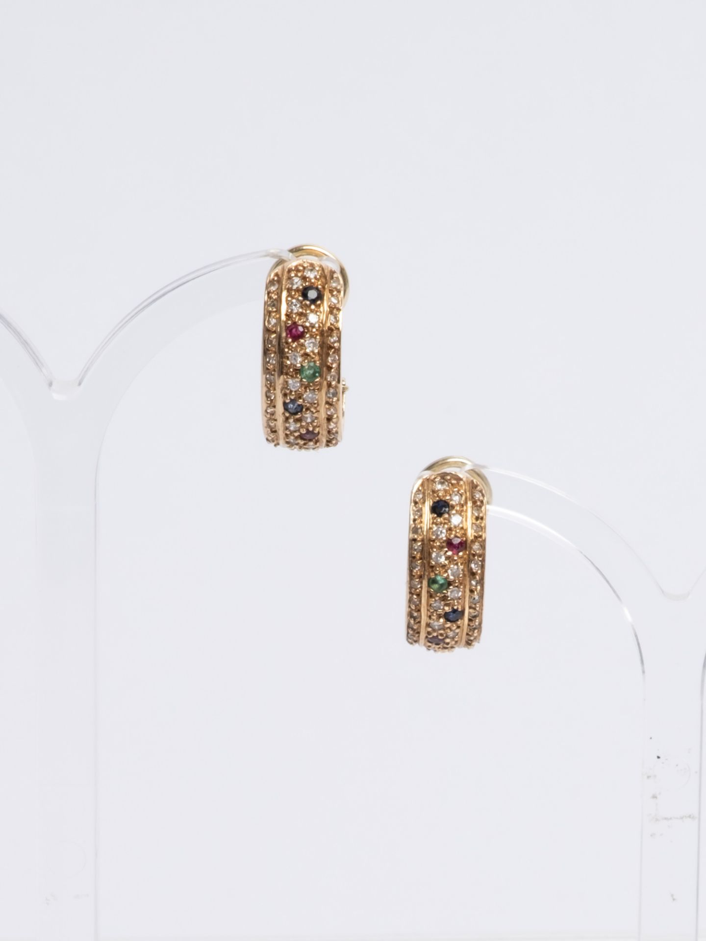 Halbcreolen, 14kt Gelbgold, Smaragd, Rubin, Saphir, ca. 9.7 g