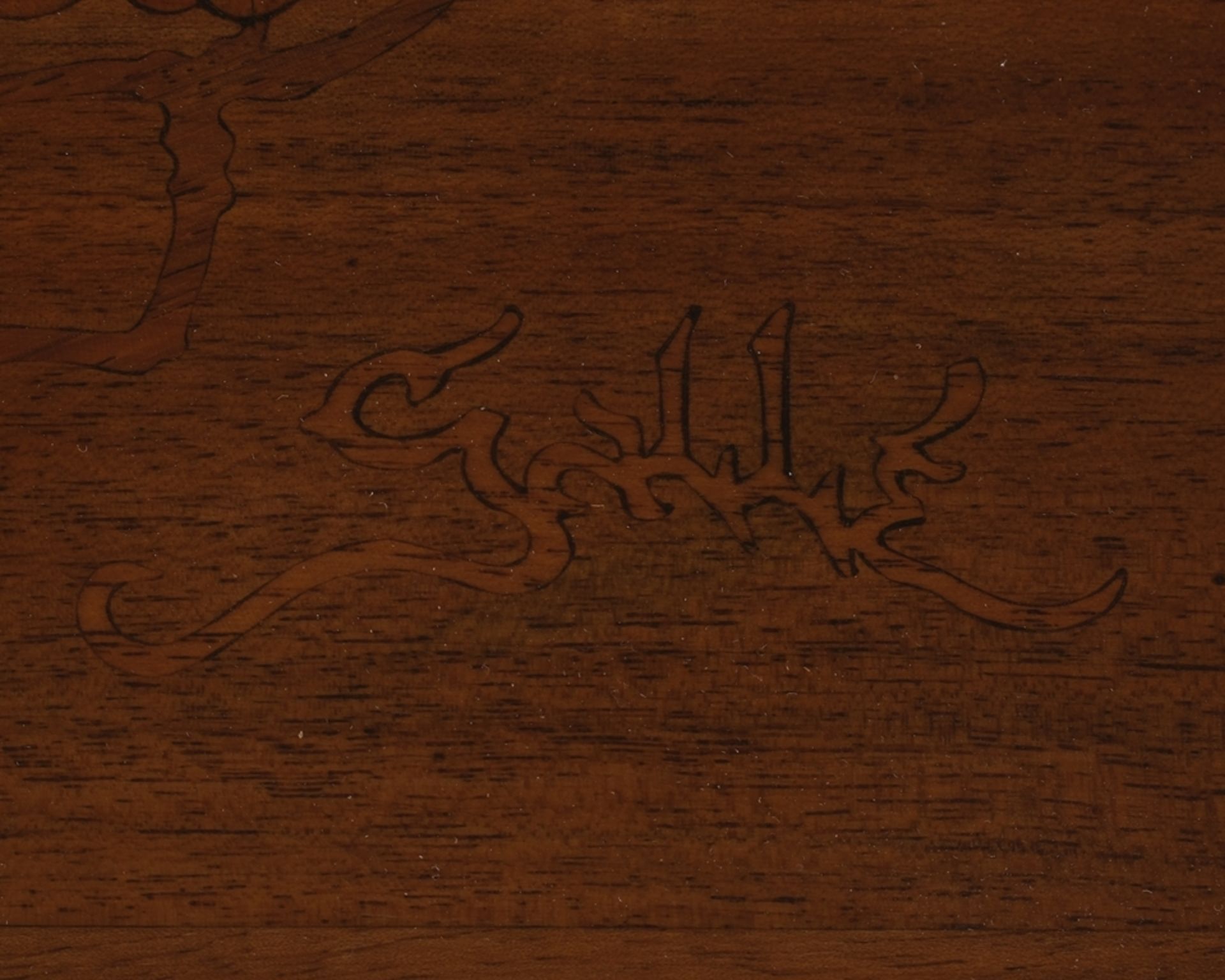 Vierteiliger Satztisch von Emile Gallé, Nancy, um 1900, Nussbaum und diverse eingelegte Edelhölzer, - Bild 7 aus 7