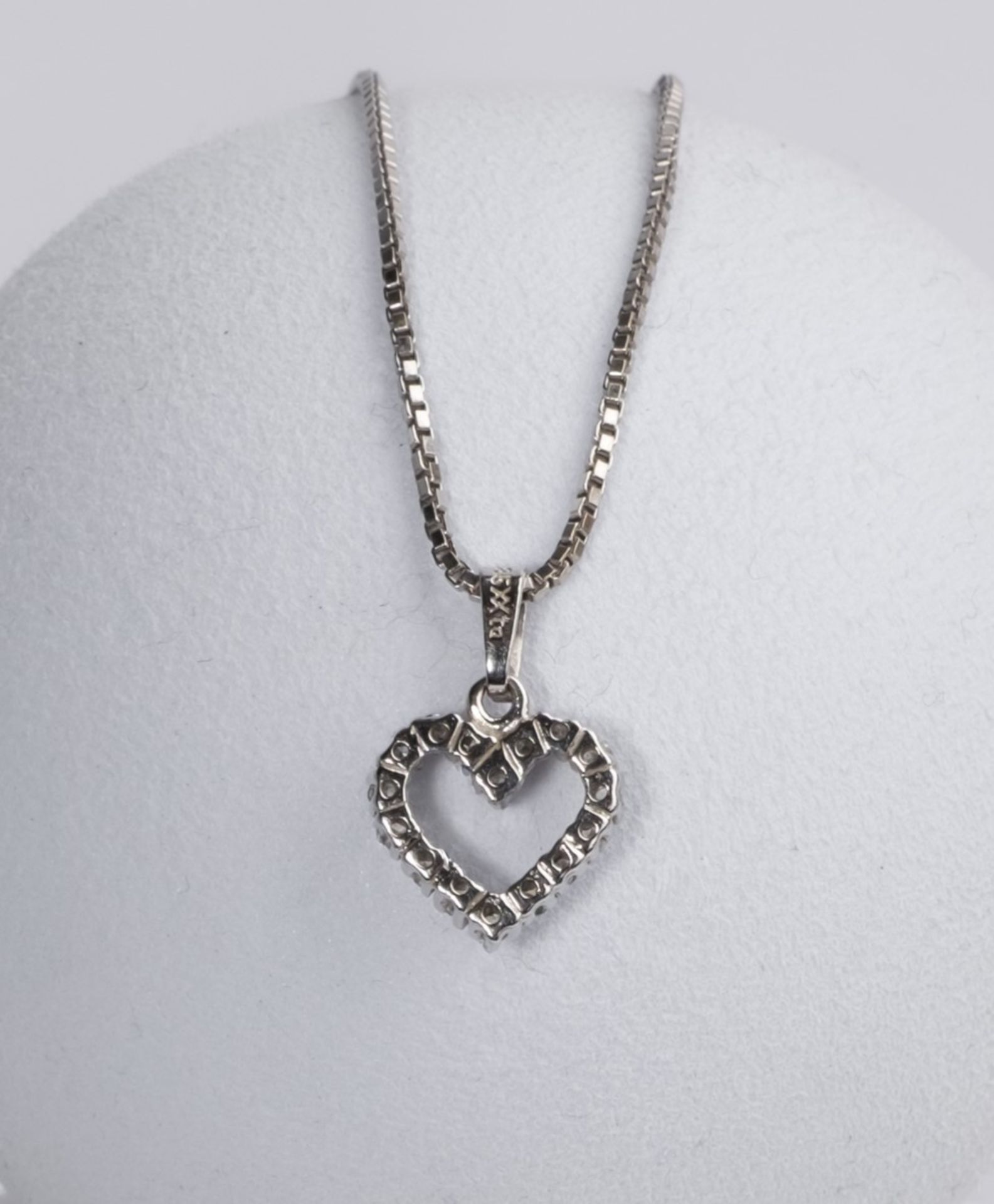 Herzanhänger an Venezianerkette, 14kt Weißgold, 16 kleine Diamanten, ca. 5.5 g, ca. 38 cm lang