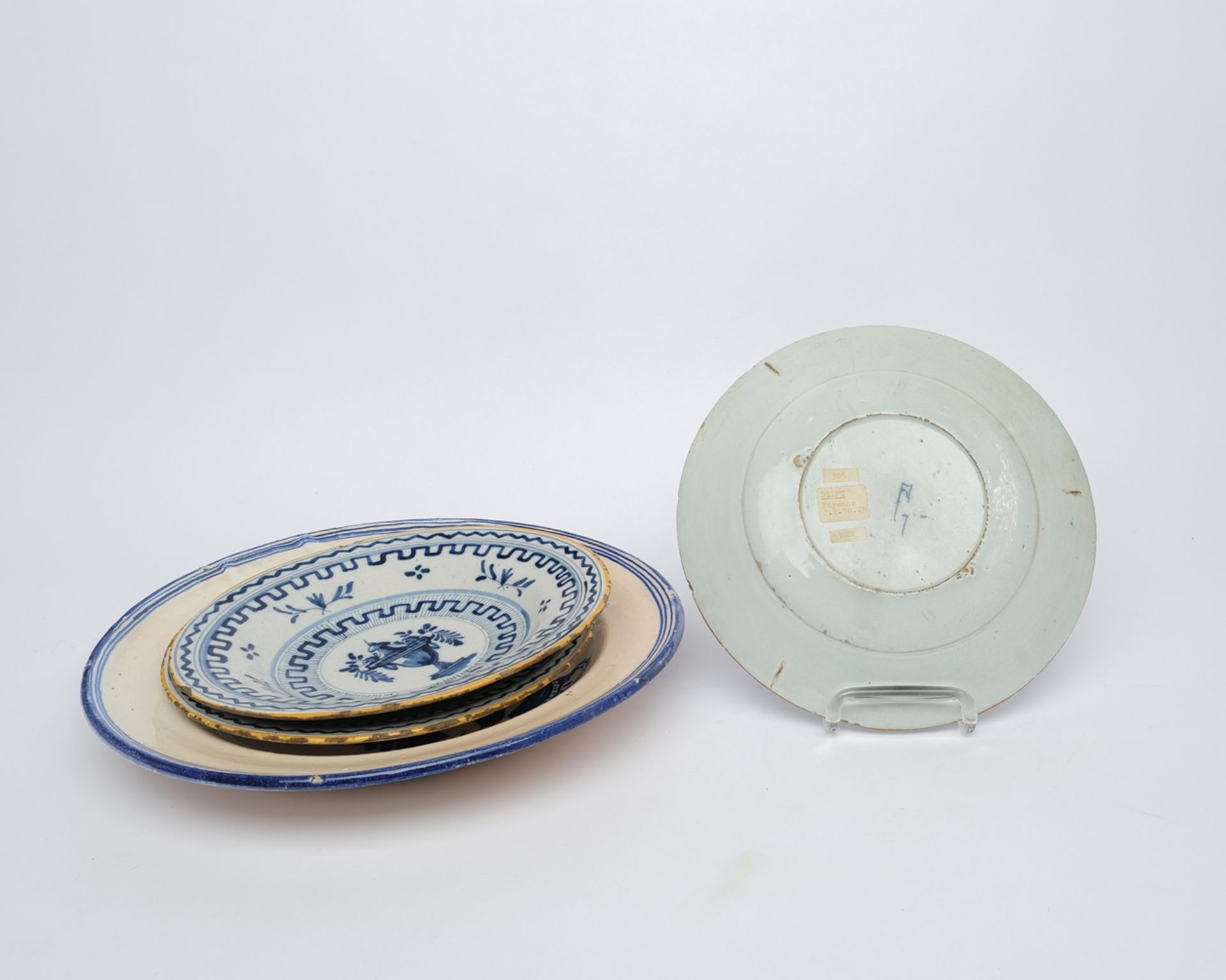 Konvolut 3 Teller und 4 Platten, Fayence, diverse Motive und Dekore, ø ca. 23-32 cm, Randabplatzung - Bild 6 aus 8