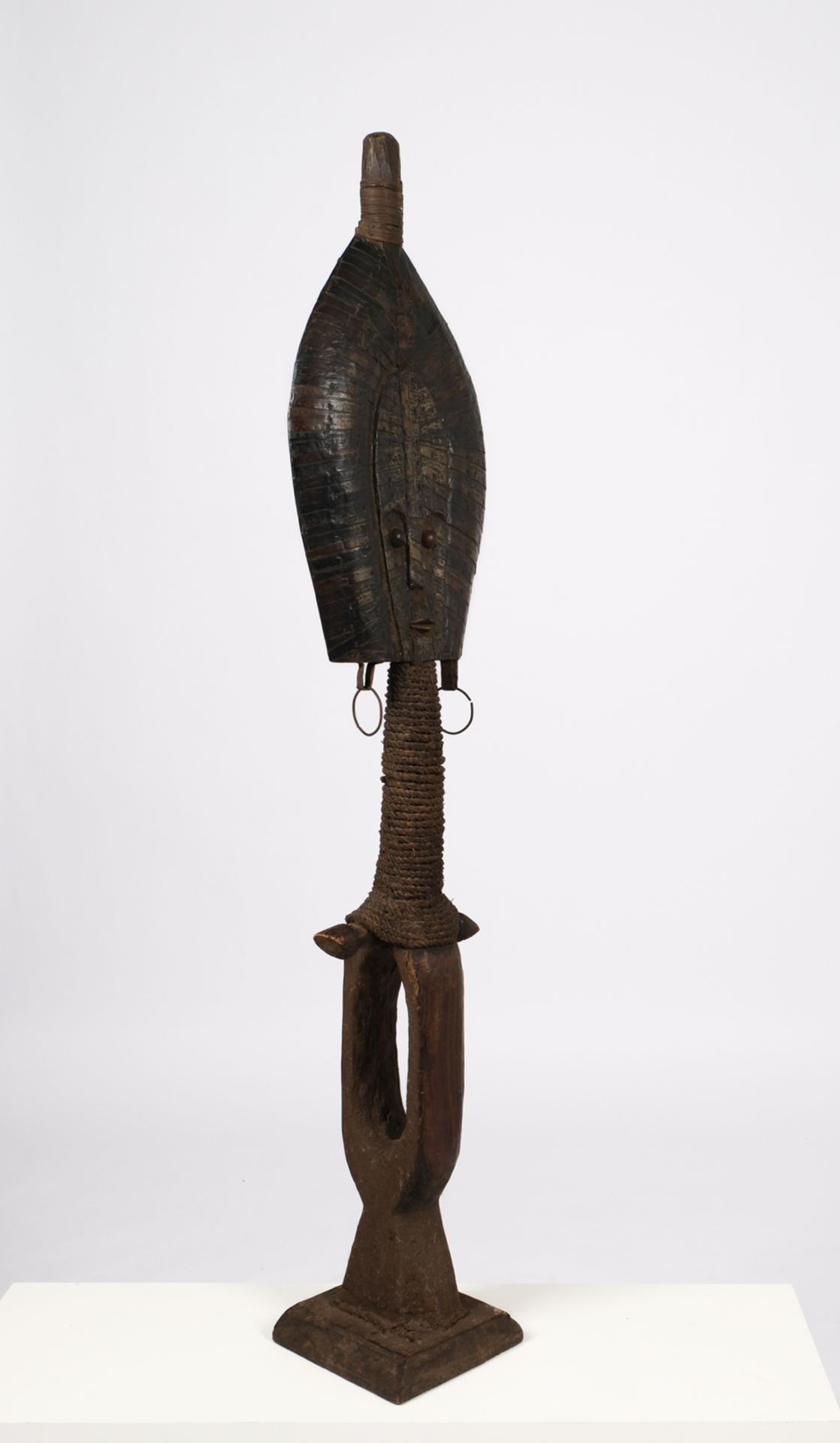 Reliquiar-Figur, Kota, Gabun, Afrika, die Grabwächterfigur in abstrahierter Gestalt aus Holz mit ei - Bild 4 aus 6