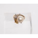 Ring, 18kt Gelbgold, 5 Diamantenbaguettes, runde Diamanten, Perle ø ca. 13 mm, ca. 6.6 g, RM 49