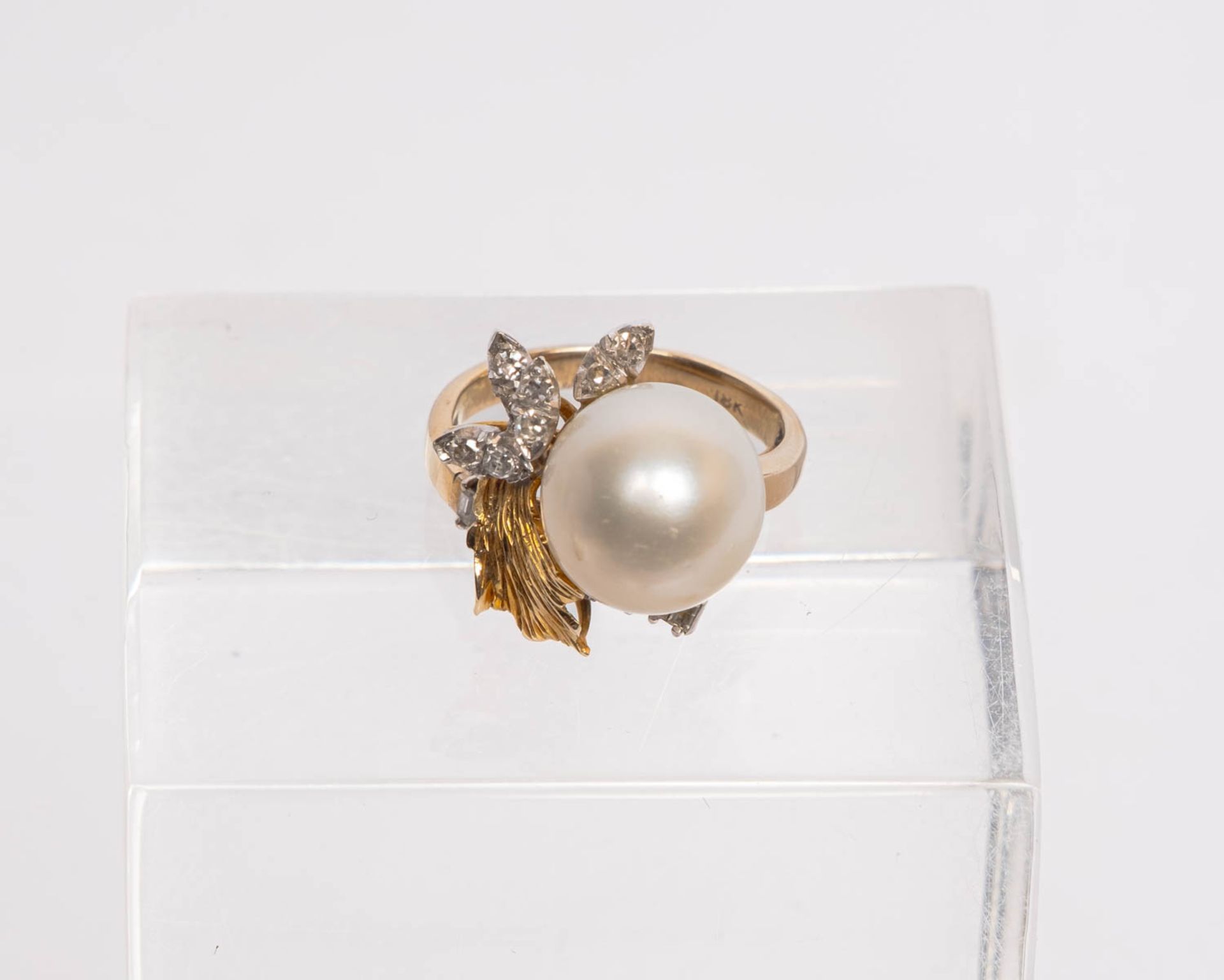Ring, 18kt Gelbgold, 5 Diamantenbaguettes, runde Diamanten, Perle ø ca. 13 mm, ca. 6.6 g, RM 49