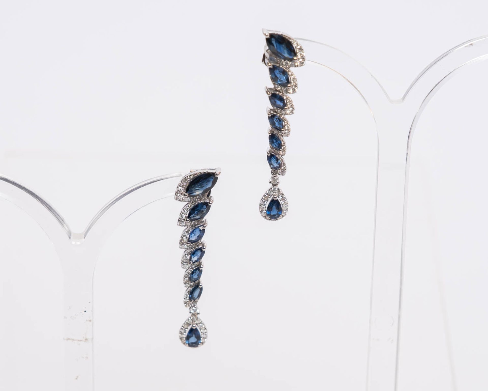 Paar Ohrstecker, als Hänger, 18kt Weißgold, Brillanten zus. ca. 0.70 ct., etwa w/vsi-si, Saphire zu