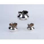 3 Cachepots, Silber 925, Südostasien, runde, gebauchte Sackform mit ovaler, bewegt gefalteter Öffnu