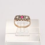 Art Déco-Ring, wohl 14kt Gelbgold, 2 Altschliff-Diamanten, 1 Rubin, ca. 3.0 g, RM 54