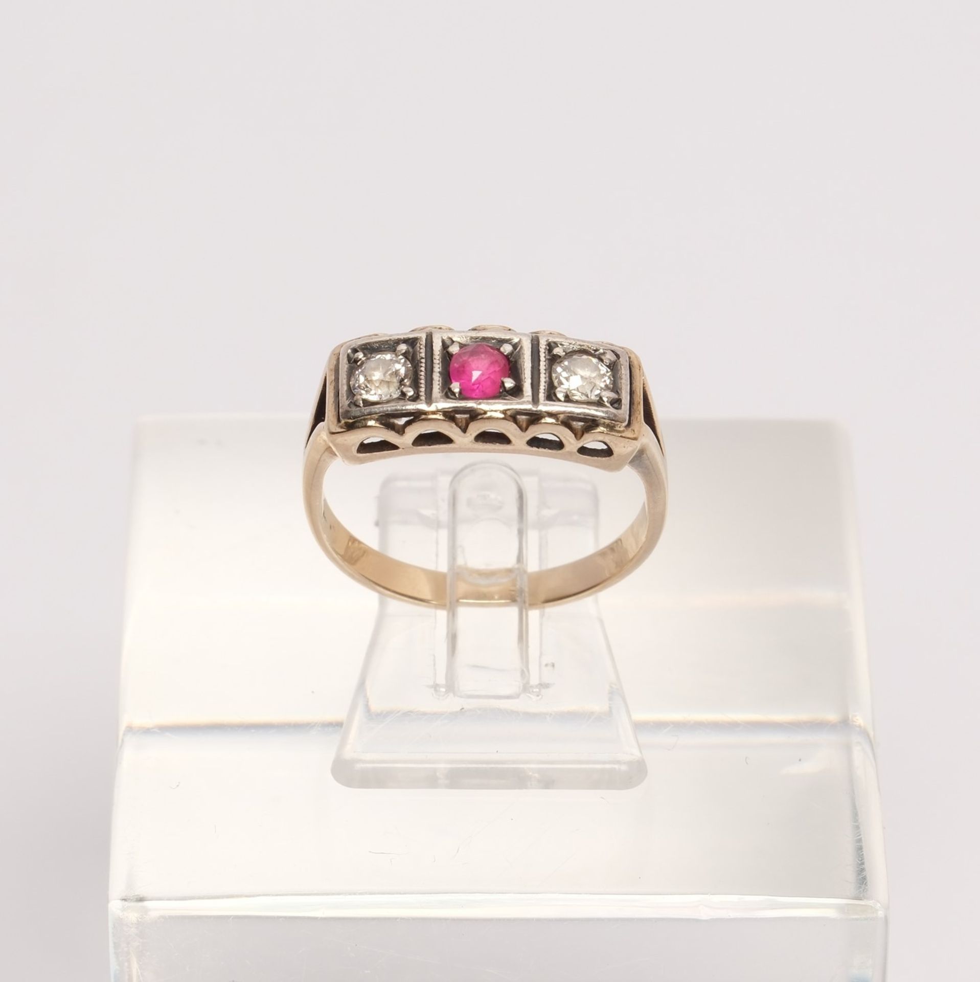 Art Déco-Ring, wohl 14kt Gelbgold, 2 Altschliff-Diamanten, 1 Rubin, ca. 3.0 g, RM 54