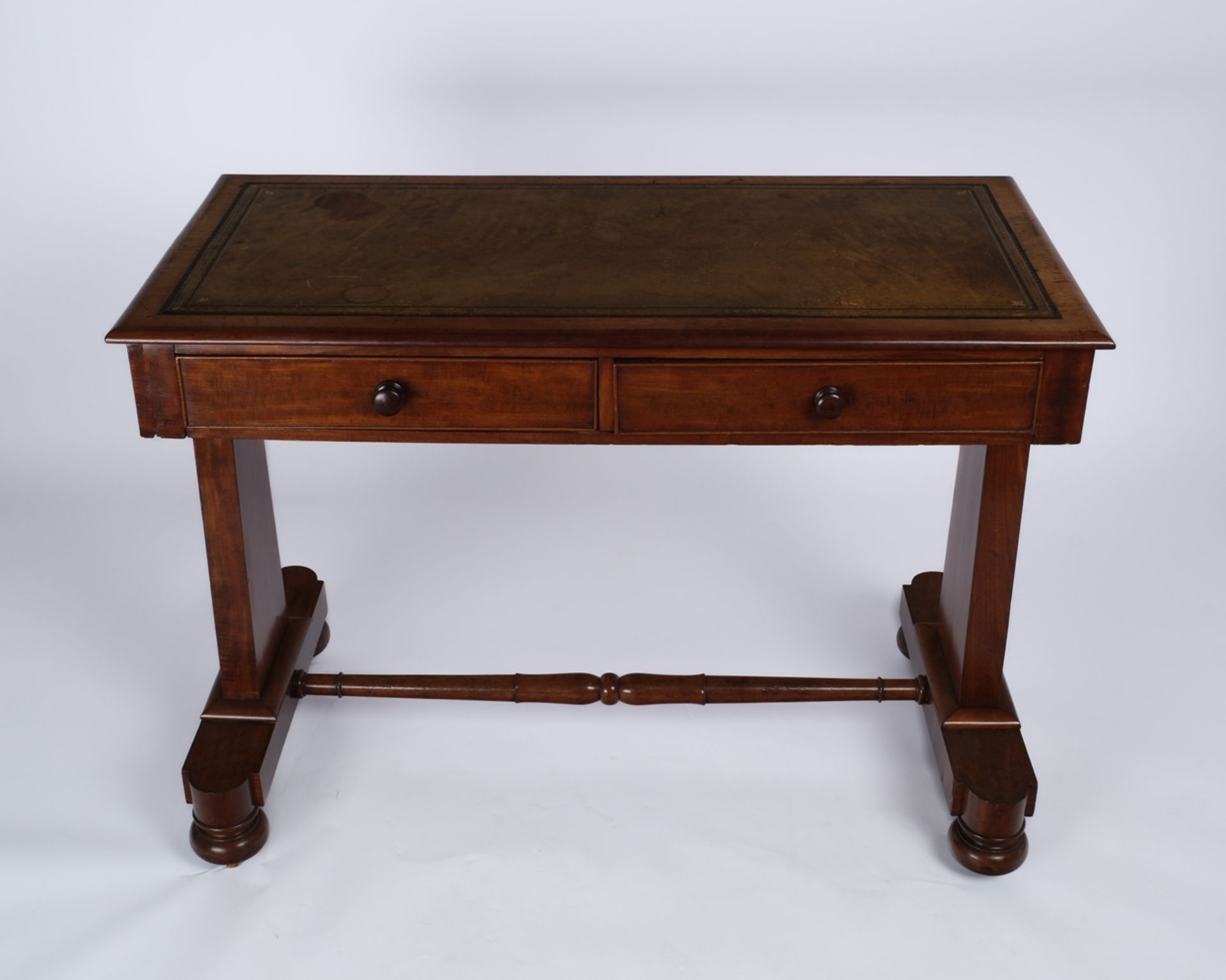 Viktorianischer Schreibtisch, England, Mitte 19. Jh., Mahagoni, rechteckige Platte mit grüner Leder