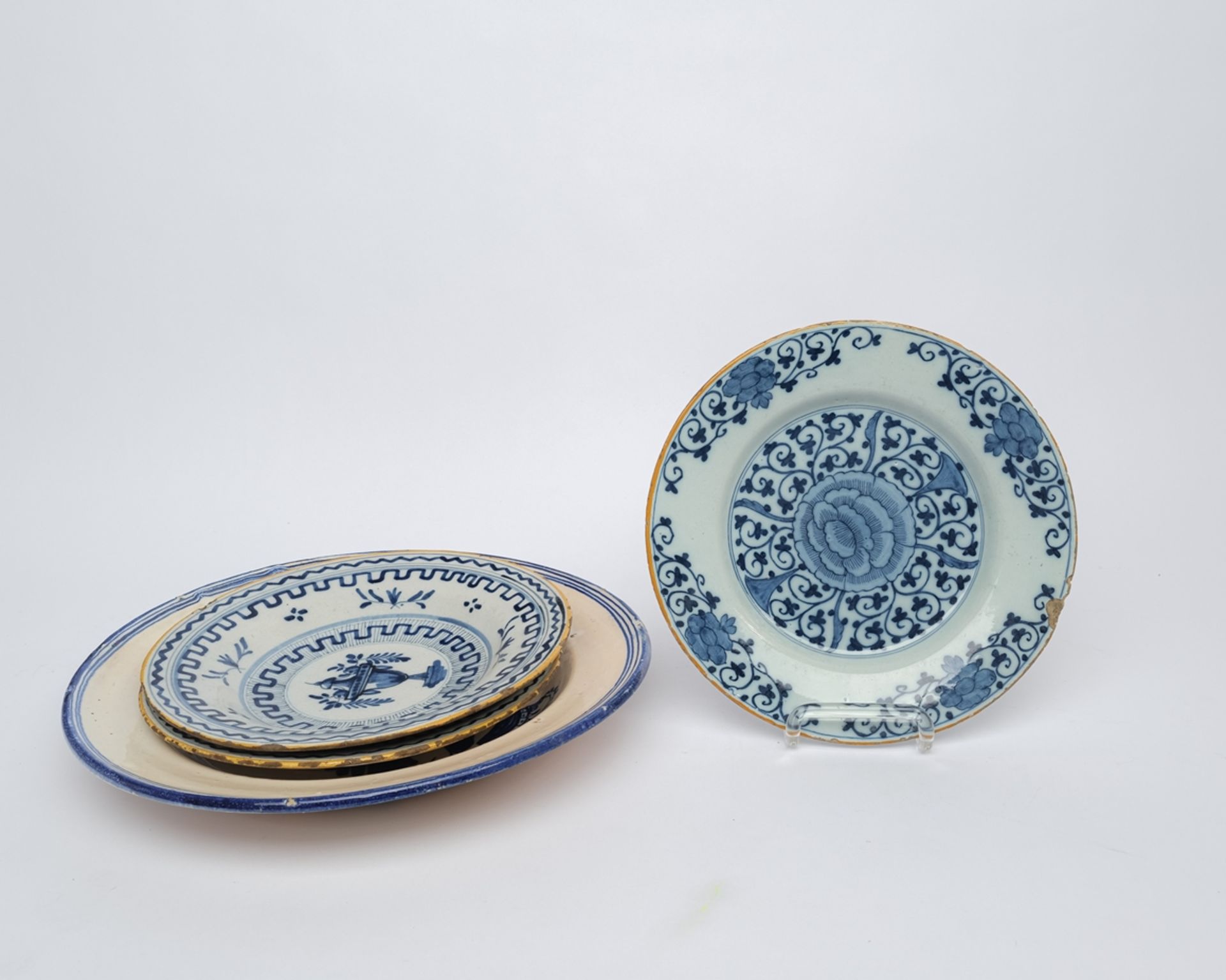 Konvolut 3 Teller und 4 Platten, Fayence, diverse Motive und Dekore, ø ca. 23-32 cm, Randabplatzung - Bild 5 aus 8