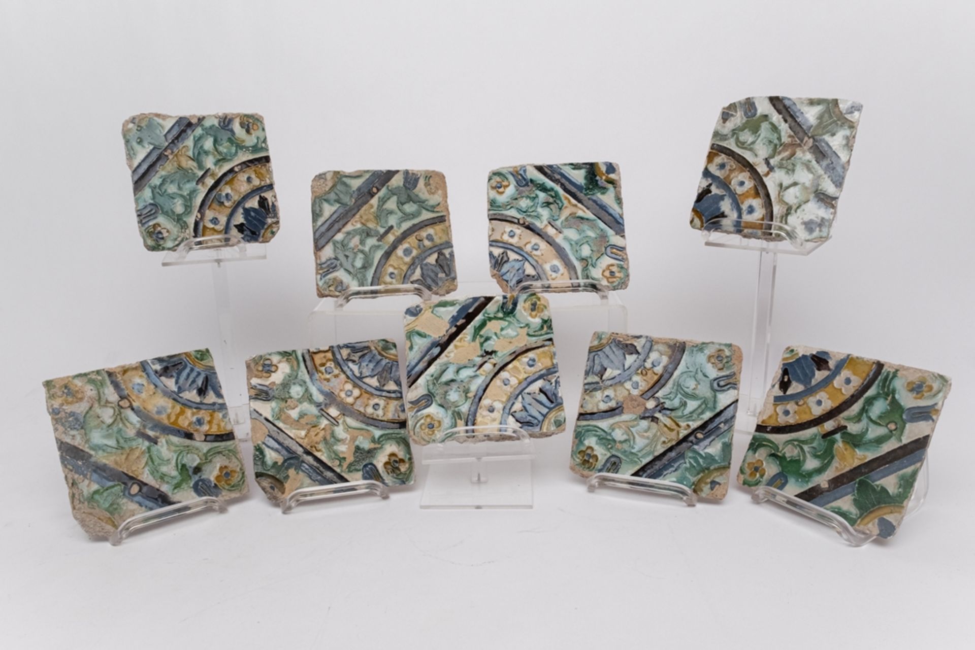 9 Fliesen, womöglich Valladolid/Spanien 16. Jh., ungemarkt, Irdenware, Cuenca-Technik, glasiert in 