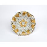 Prunkschale, Meissen, Schwertermarke, 2. Wahl, reliefiertes Blattwerk mit Goldbronze, gestreute Blü