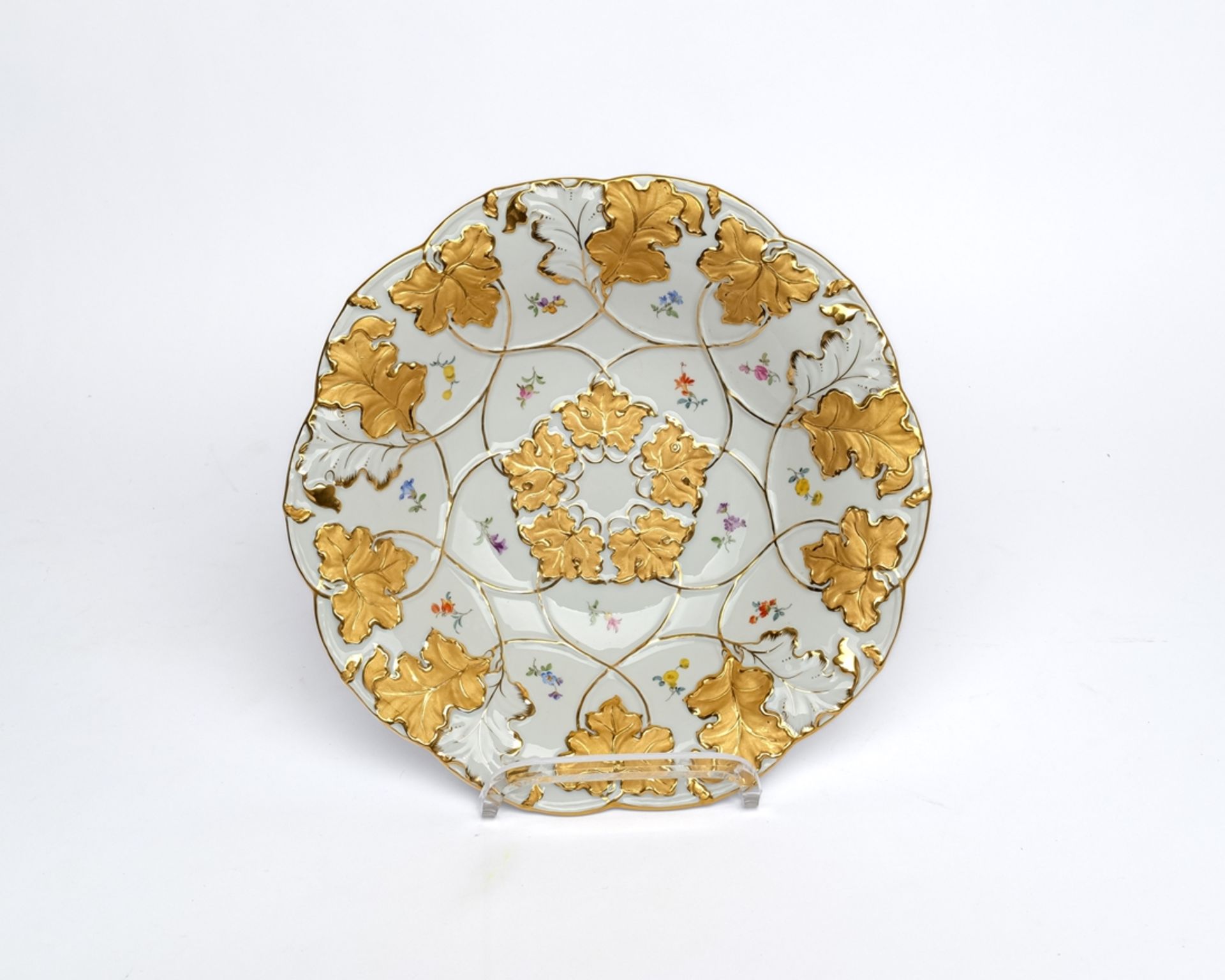 Prunkschale, Meissen, Schwertermarke, 2. Wahl, reliefiertes Blattwerk mit Goldbronze, gestreute Blü