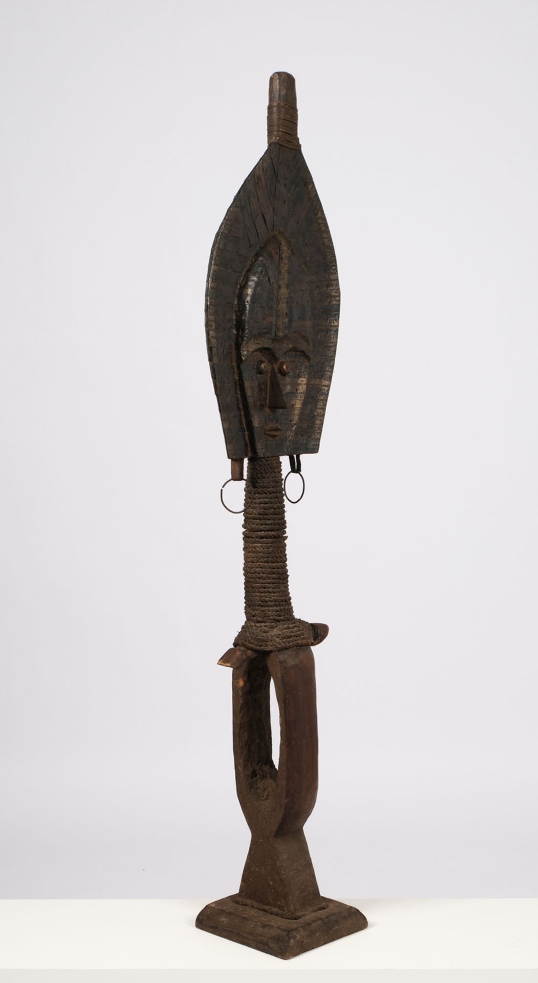 Reliquiar-Figur, Kota, Gabun, Afrika, die Grabwächterfigur in abstrahierter Gestalt aus Holz mit ei - Bild 2 aus 6