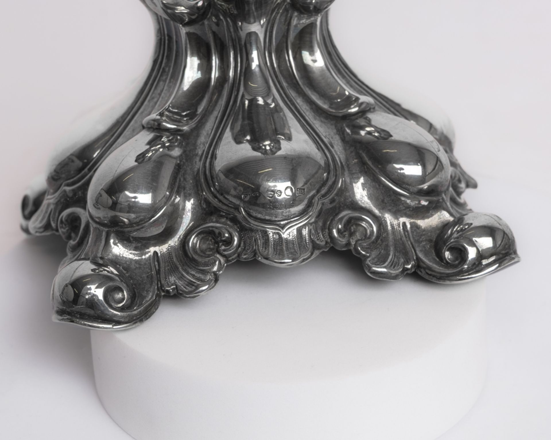 Paar Kerzenleuchter, Silber 830, Schweden, 1939, mehrfach gebuckelt, je einflammig, Tropfeinsätze,  - Bild 2 aus 2