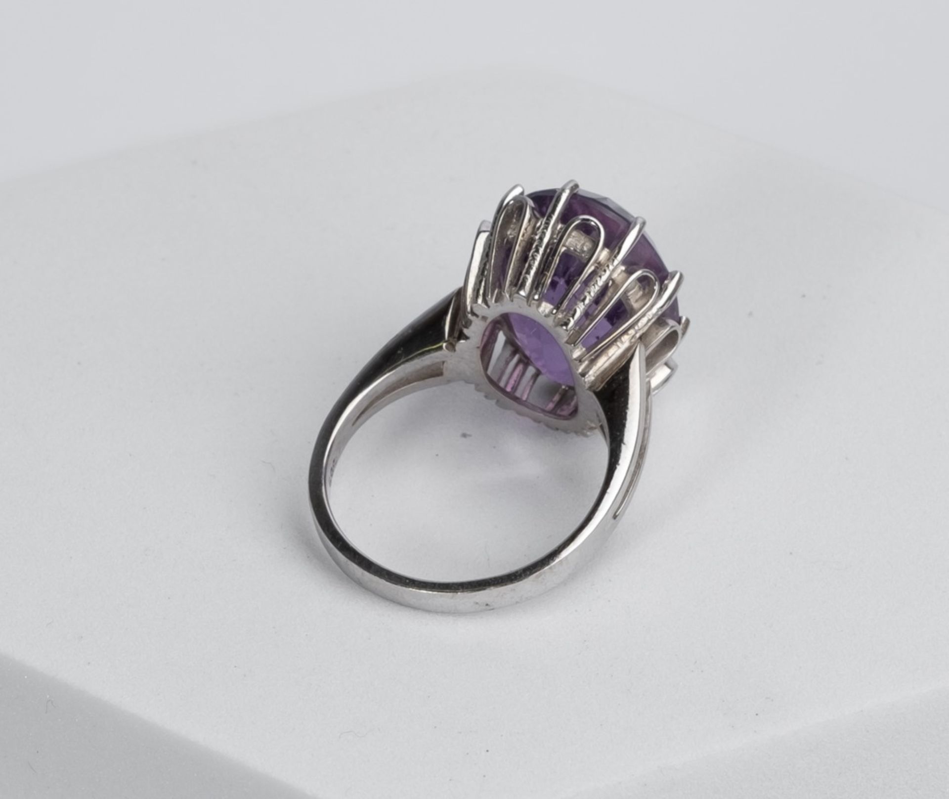 Ring, 14kt Weißgold, Amethyst ca. 11.0 ct., ca. 8.7 g, RM 58 - Bild 2 aus 2
