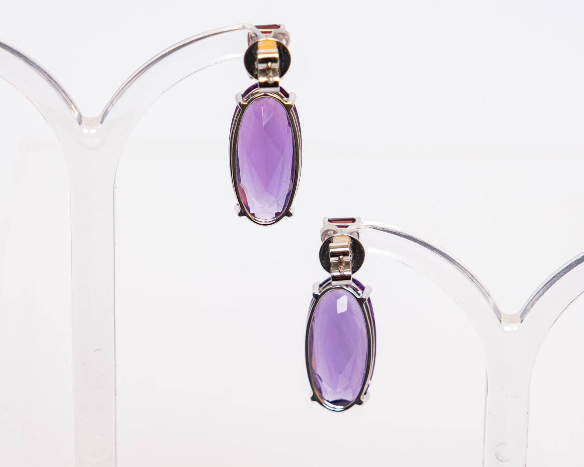 Paar Ohrstecker, als Hänger, 18kt Weißgold, Amethyste zus. ca. 16.8 ct., Rhodolithe zus. ca. 2.64 c - Bild 2 aus 2