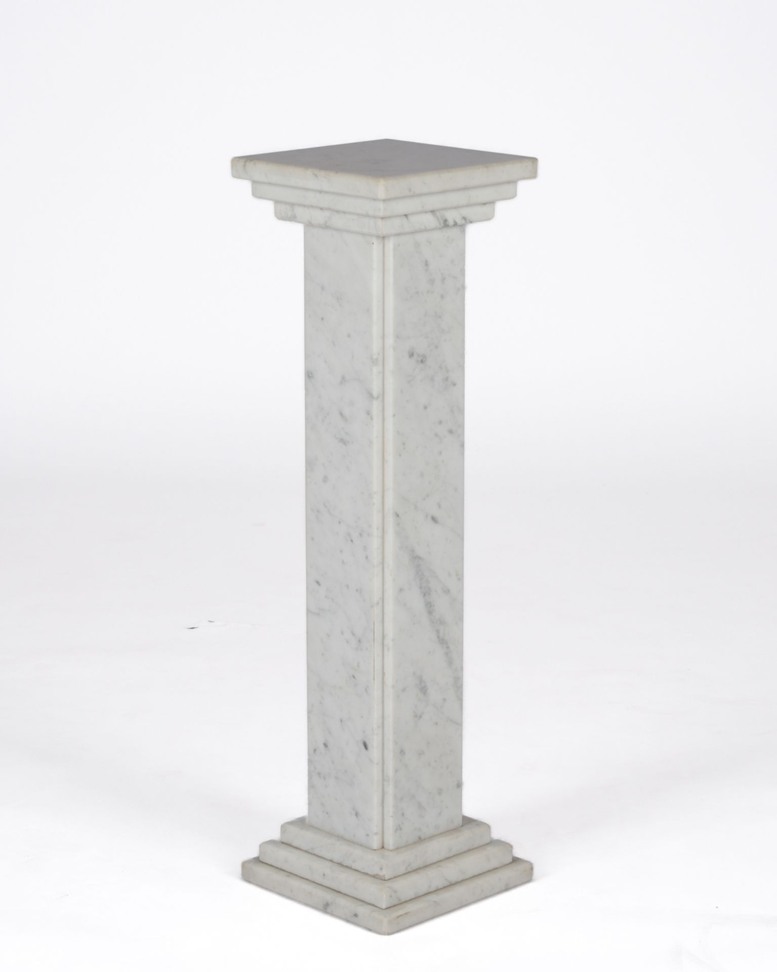 Weiße Marmorsäule, getreppter Sockel, H. 73.5 cm - Bild 2 aus 3