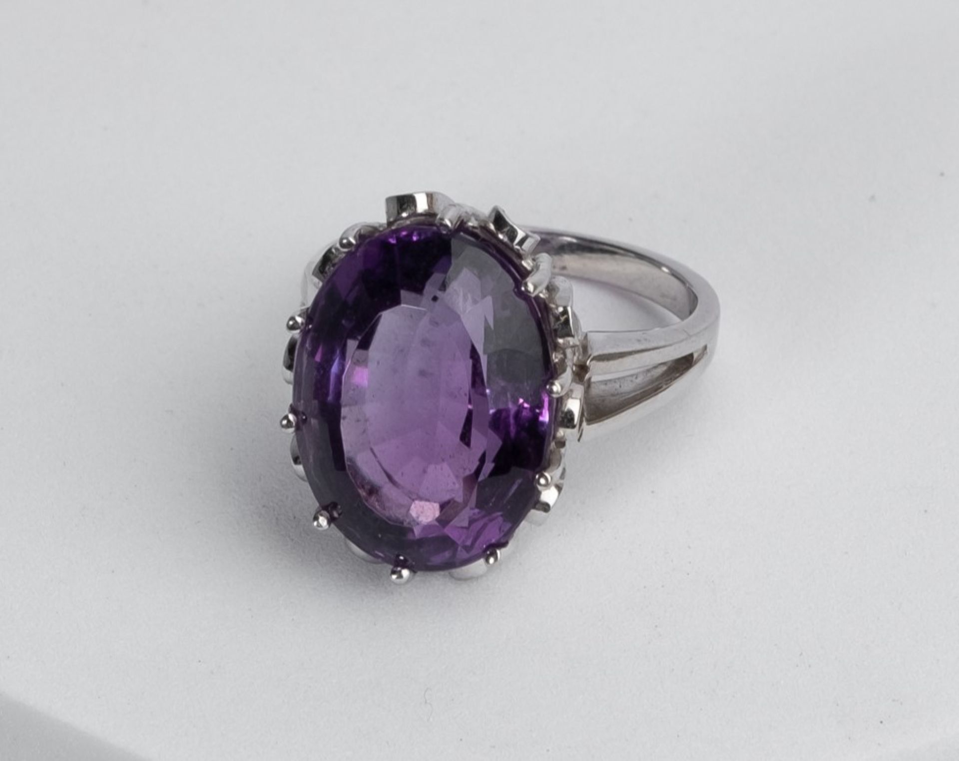 Ring, 14kt Weißgold, Amethyst ca. 11.0 ct., ca. 8.7 g, RM 58