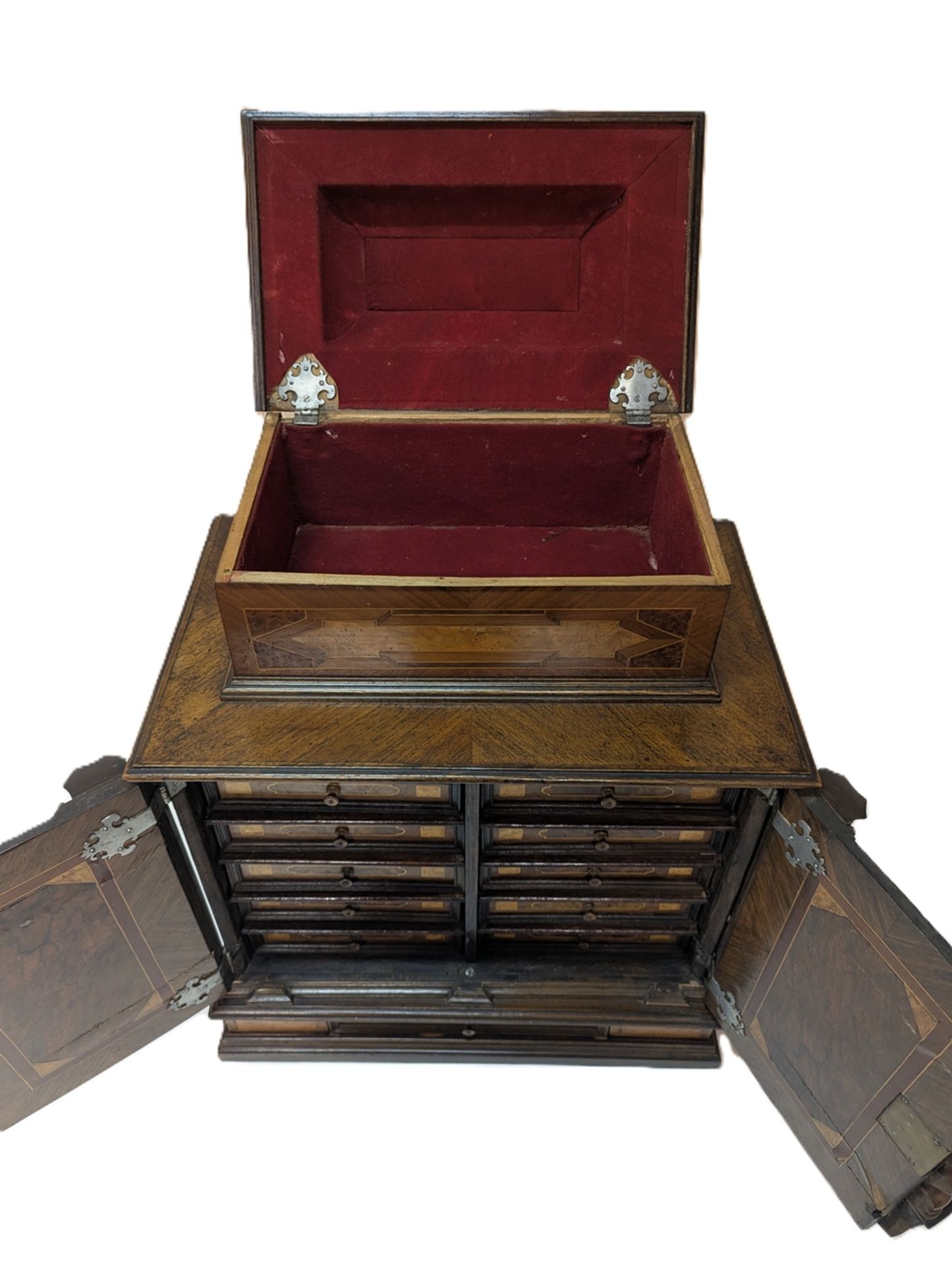 Barockes Tischkabinett, süddt., 18. oder 19. Jh., Nussbaum, Nussmaser, Vogelaugenahorn u.a. auf Wei - Bild 3 aus 5