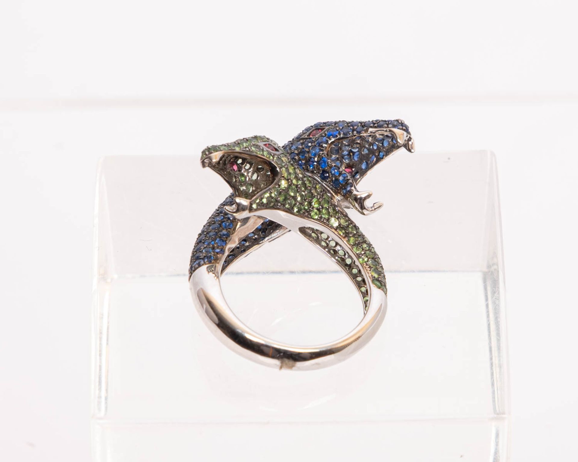 Schlangenring, 18kt Weißgold, Saphir ca. 2.69 ct., Czavorit ca. 1.30 ct., 4 kleine Rubine, ca. 11.3