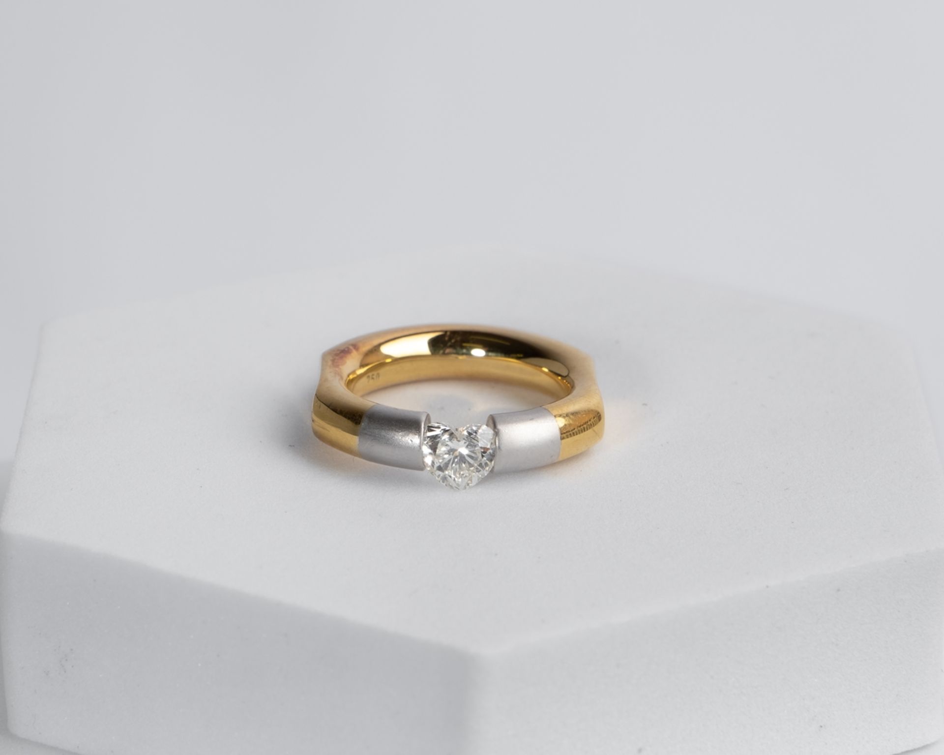 Ring, 18kt Gelbgold/Weißgold, Diamant, Herzschliff, ca. 1.05 ct., vvs2, ca. 18.1 g, RM 56