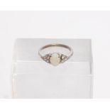 Ring, Metall, Opalcabochon ca. 8 x 6 mm, 6 kleine Brillanten, ca. 2.55 g, RM 55, ein Brillant besch