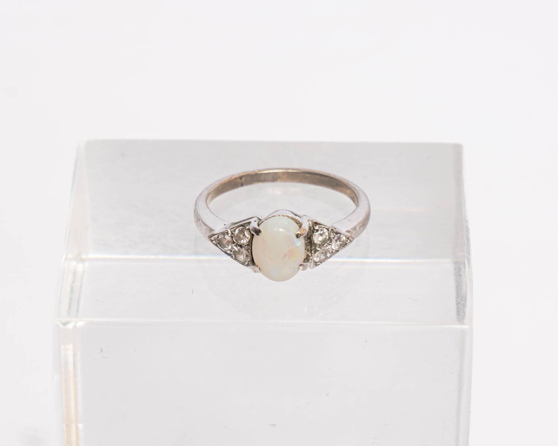 Ring, Metall, Opalcabochon ca. 8 x 6 mm, 6 kleine Brillanten, ca. 2.55 g, RM 55, ein Brillant besch