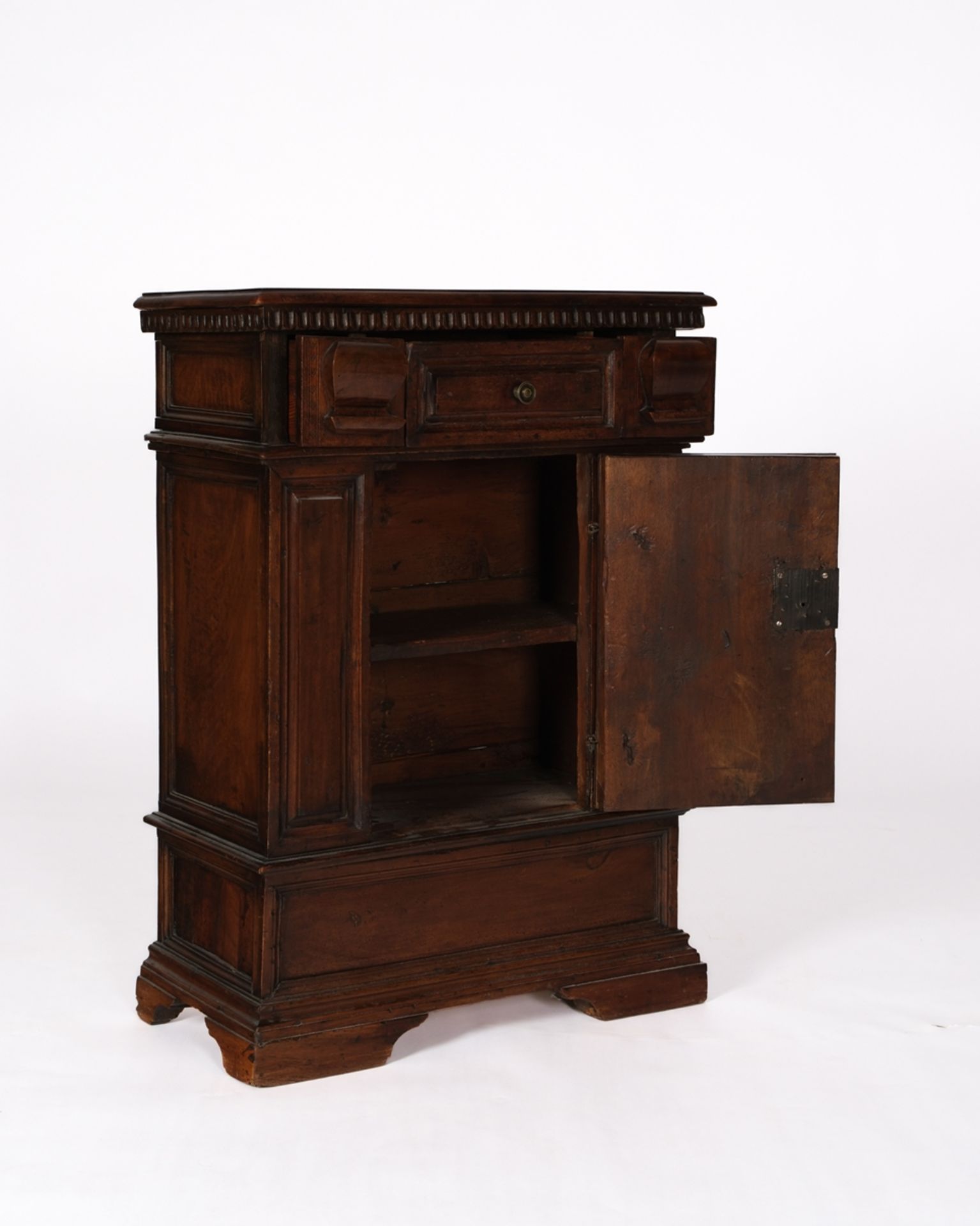 Barocker Halbschrank, wohl 18. Jh., Nussbaum massiv, eintüriger Korpus mit einem Schub unter der Pl - Bild 3 aus 4